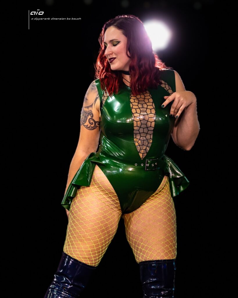 bodysuit Olive deluxe nosleeve mit Cairo-Einsatz, getragen von megan.bound, Foto: foxxed_up_photography