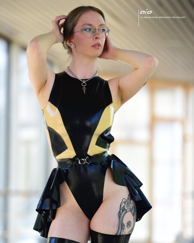bodysuit summer, getragen von Ivy Rhea, Hände im Haar, Foto: Matthias Wallmeier