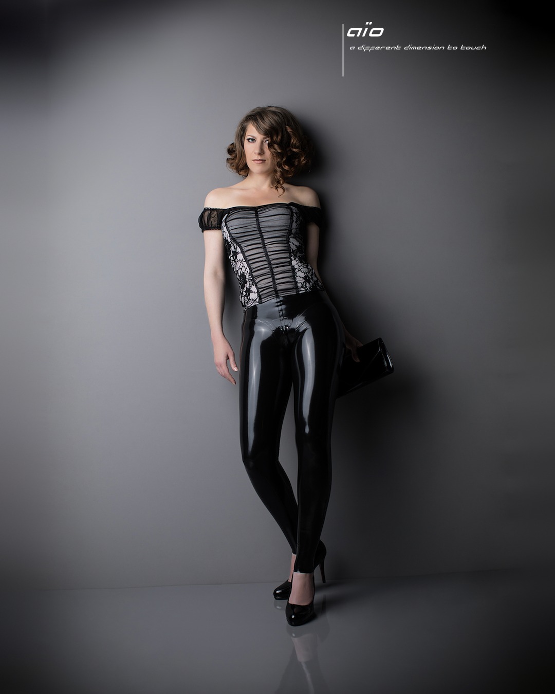 leggings Sandra aus Latex von aïo, getragen von Firecherry