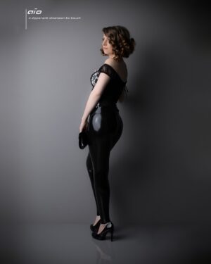 leggings Sandra aus Latex von aïo, getragen von Firecherry