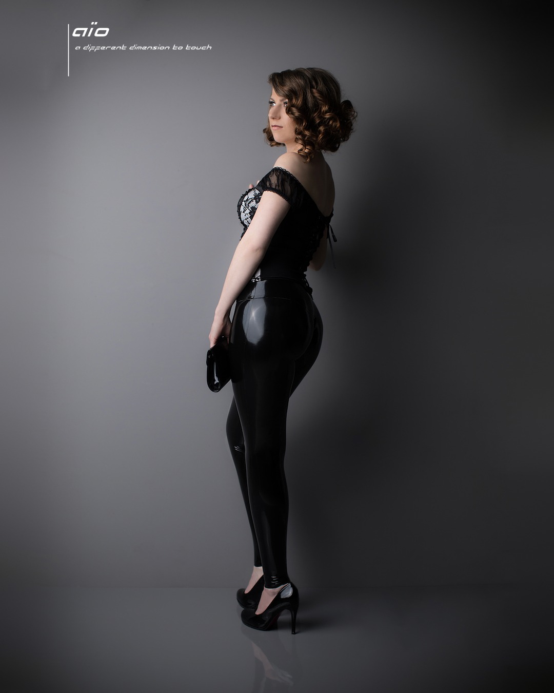 leggings Sandra aus Latex von aïo, getragen von Firecherry